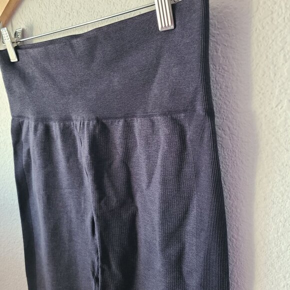 Lululemon US Size 8 Seamlessly Street Crop Leggings Sweat-Wicking Breathable - Picture 2 of 10